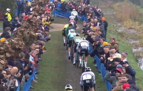 Van der Poel řešil v Loenhoutu další nepříjemný kontakt s divákem